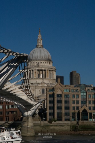  St Paul’s Cathedral mit der Millennium Bridge, der ersten Brücke über die Themse seit dem Bau der Tower Bridge